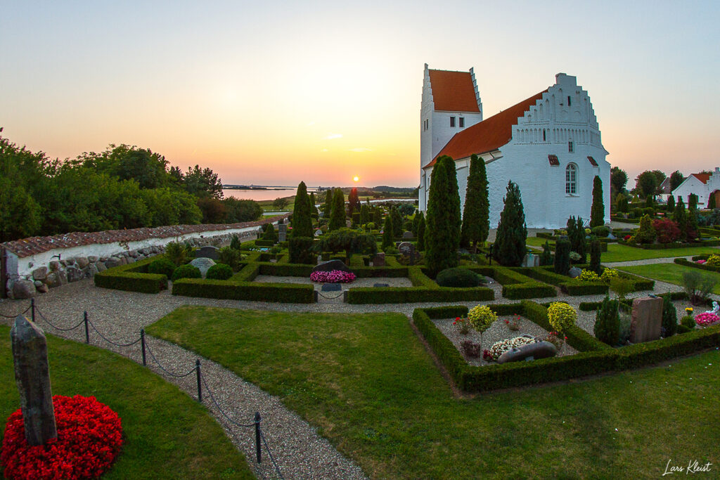 Fanefjord-kirke-i-solnedgang
