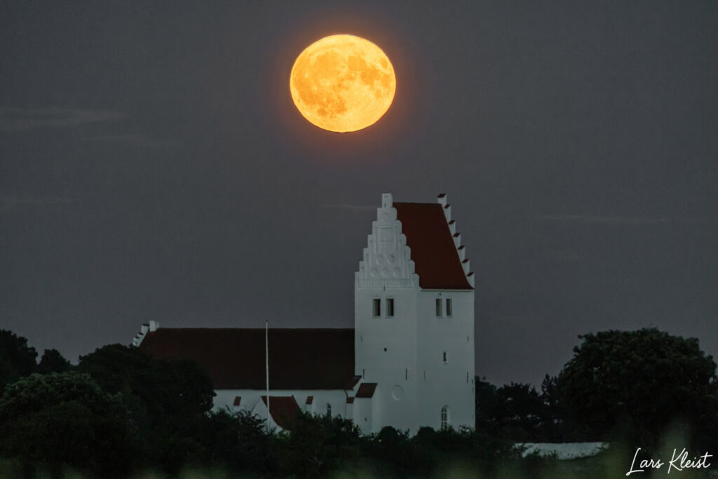 Fanefjord kirke med fuldmåne