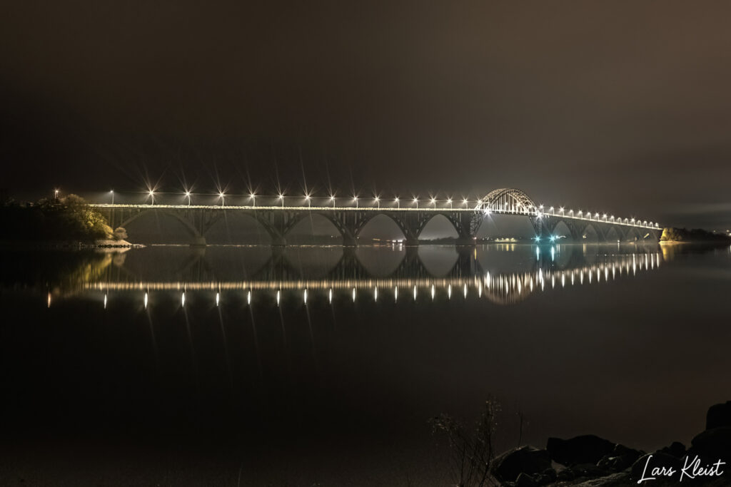 Mønbroen med lys