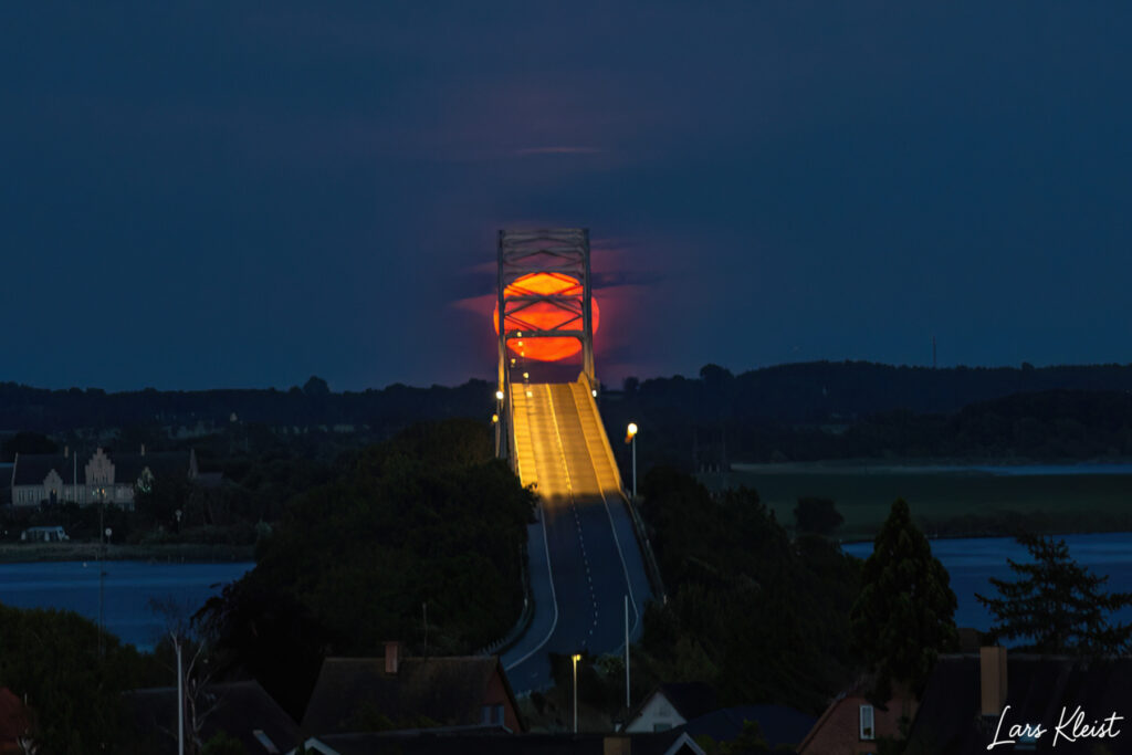 Mønbroen i fuldmåne opgang
